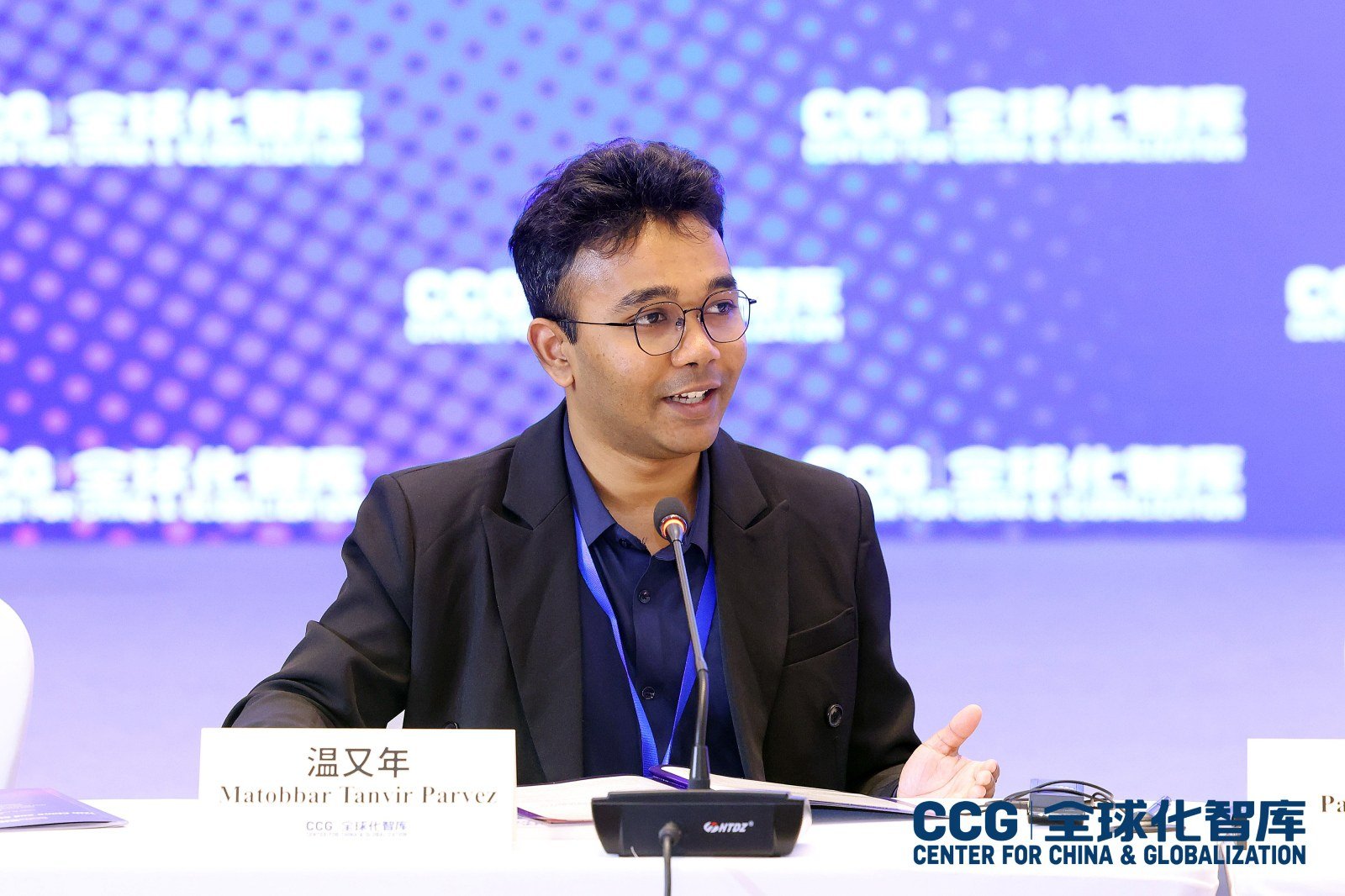 Speaking at the China and Globalization Forum. Photo credit: Center for China and Globalization.